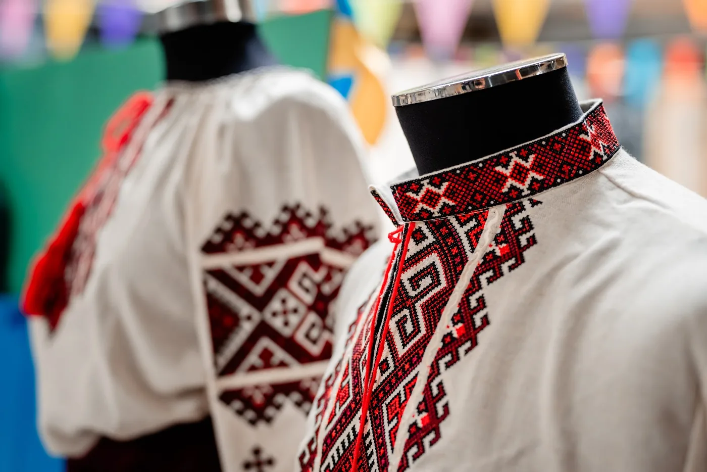 Pormenor de bordado tradicional ucraniano numa camisa branca.
