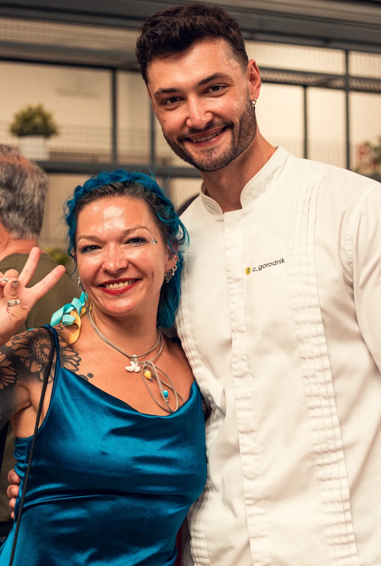O chef Oleksandr Gorodnik em traje de chef durante o showcooking no mercado.