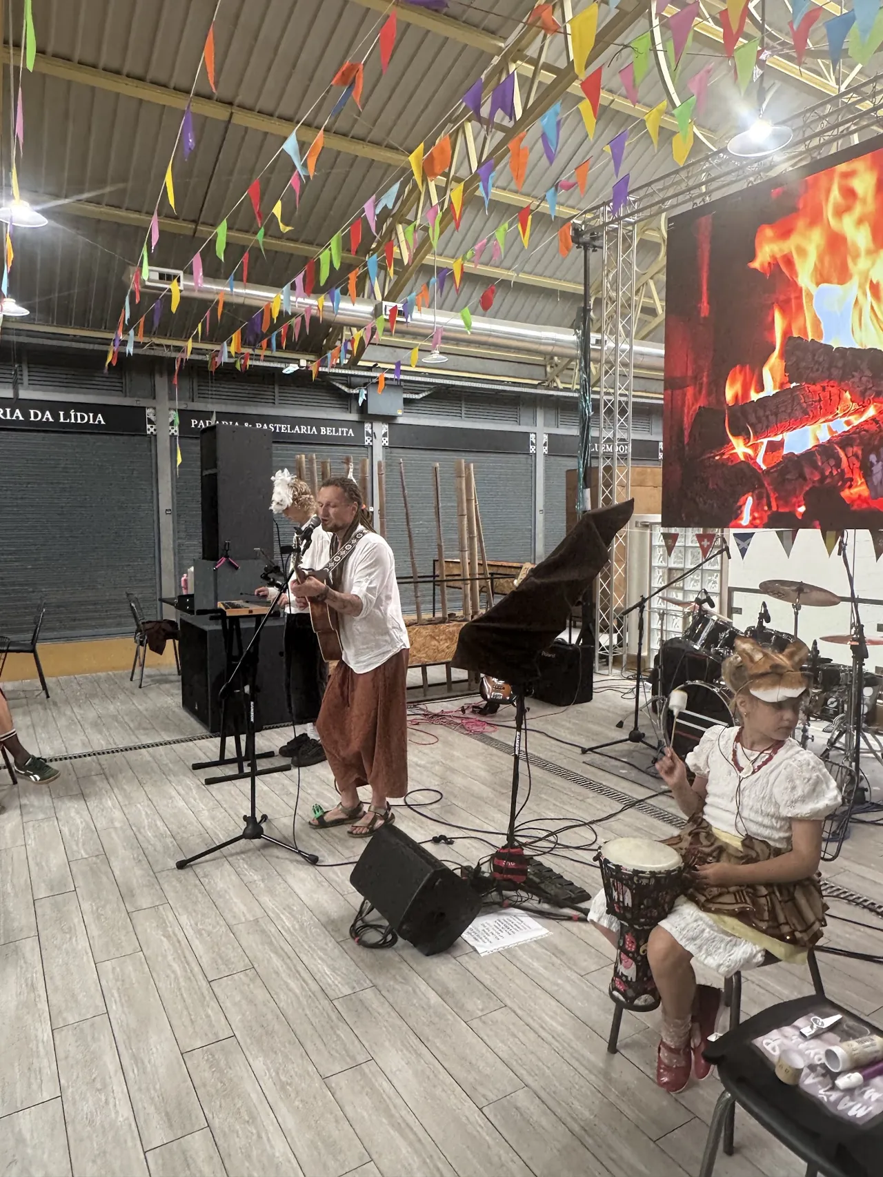 Membro do Morphom a tocar sentado no palco durante o concerto.